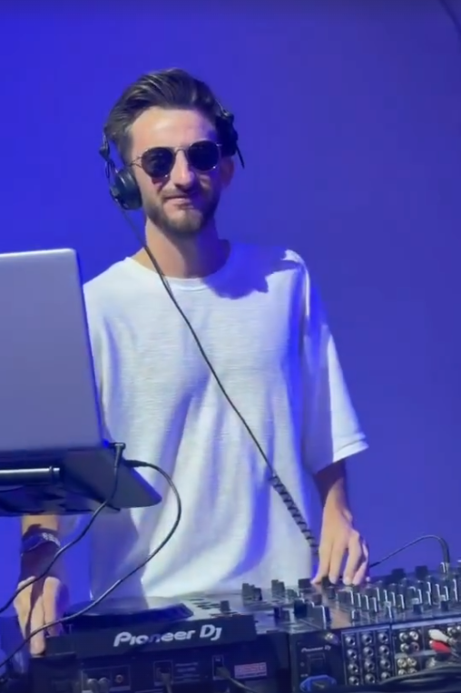 13uxz performing under blue lights